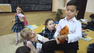 миленький мальчик,классно поет)))))))))))))