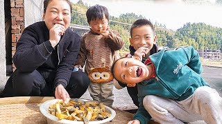 家裡孩子多，媳婦曬紅薯乾當零食，幾個孩子圍著吃真香