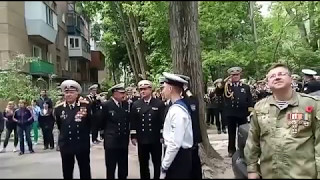 оркестр в Одессе сыграл под балконом 96-летнего ветерана, который давно не выходит на улицу.