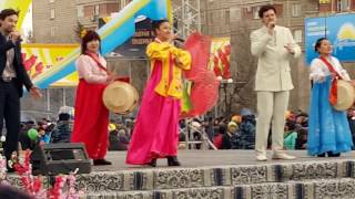 Корейская песня 금강산 ("Гымгансан") на центральной площади города Усть-Каменогорска