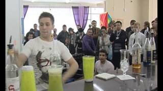 Barman show // Бармен жонглирует бутылками и стаканами готовя коктейль
