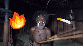 İlkel Yöntemlerle Ateş Yakma ve Sigara Yapımı - Gizli Papua kabilesi