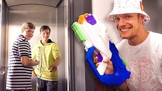 DEZE FANS ZIJN DE SJAAK!! (WATERPISTOOL) #1837