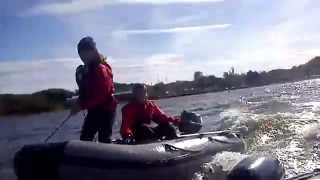 Schlauchboot rennen (Mercury 6 ps vs Yamaha 4 ps)