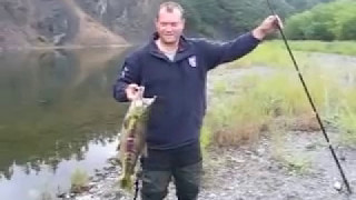Fishing from Sakhalin = Сахалинская рыбалка на таежной речке, кета на спин...