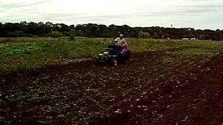 Digging potatoes tractor.Выкапывание картофеля самодельным трактором.