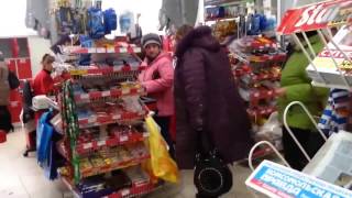 Злая бабка буянит в магазине   Жесть!