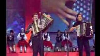 Joxan Goikoetxea & Idoia Laburu. "Suge gorri".