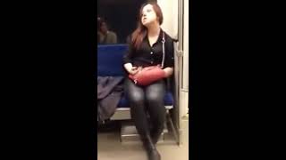 Flagra de mulher possuída pelo diabo (Os Illuminatis)