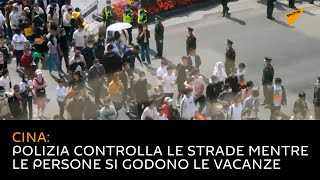 Cina: polizia controlla le strade mentre le persone si godono le vacanze