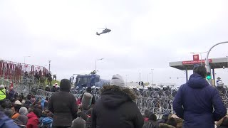 Что происходит в пункте пропуска «Брузги»? Сюда направились беженцы из лагеря // Чего хотят люди?