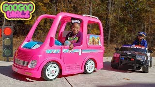 Red Light Means Stop! (Learn Traffic Signs with Goo Goo Girlz)