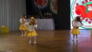 Первое выступление Василисы! Танец "Солнечные зайчики" 28 апреля 2017 г.