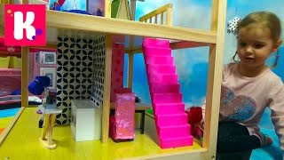 Домик для кукол с мебелью / Играем куклами / Обзор игрушек