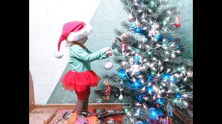 Дети украшают Новогоднюю ЕЛКУ новыми игрушками! Ребёнок как беби бон / Сказки для Амелии