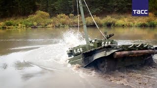 Военнослужащие отработали подводное вождение на танках Т-72