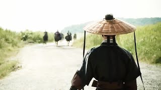 眾人瞧不起小夥，殊不知小夥是功夫高手，1個斗笠大殺四方！