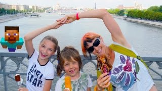 Маша, Света и Игробой Адриан смотрят на Кораблики в Москве