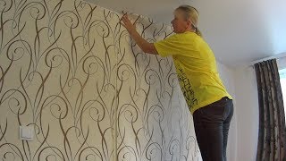 Мастер и подмастерье, клеим обои...