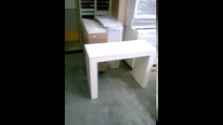 Невероятно компактный консольный стол ванильного цвета