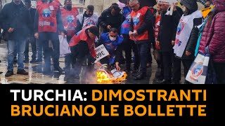 #Turchia: dimostranti bruciano le bollette durante la protesta contro la crisi economica