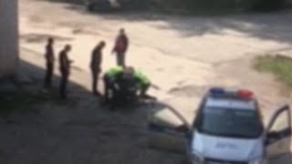 3 ГАИшника жёстко крепят велобайкера за "зебру". Real video