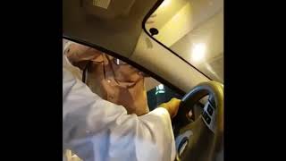 رد فعل غريب من مواطن سعودي بعد مخالفة مرورية  واتهامة لضابط المرور بسب #الملك_سلمان