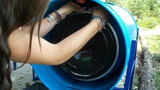 Bicilavadora sacando la ropa