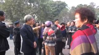 Buổi lễ tưởng niệm các chiến sỹ hy sinh vì Hoàng Sa và chiếc máy cắt gạch của công an