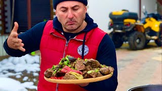 HEART, LIVER, LUNGS. LAMB LIVER IN A CAULDRON.