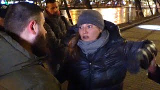 Лев Против - Неадекватная женщина нападает на оператора.