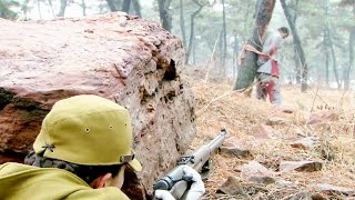 日軍女狙擊手太狡猾，把八路軍隊長綁在樹上，自己在一旁瞄準，誰來救人就殺誰！ ️ 抗日