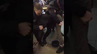 Полиция с парнем дерутся в Макдоналдсе | Fight at McDonald's