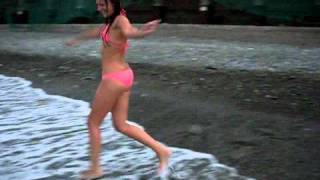 Девушка танцует на море. Сочи 2010.