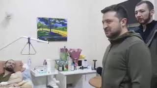 Зеленский посетил раненых украинских защитников в больнице.