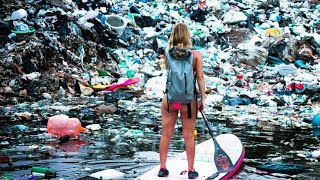 In viaggio contro la plastica: la donna "Indiana Jones" che sfida l'inquinamento in tavola da surf