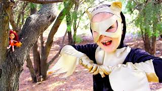 Видео для детей! Супергерой CatNat приходит на помощь Barbie чтобы спасти куклу LOL!Смешное видео!!!