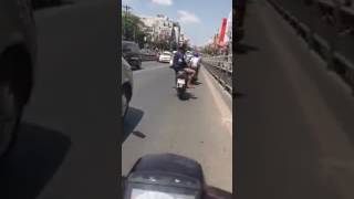 Clip Nam thanh niên “làm xiếc” trên xe máy ở đường phố Sài Gòn