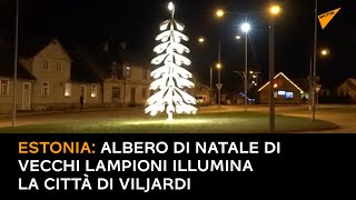 Estonia: albero di Natale di vecchi lampioni illumina la città di Viljardi
