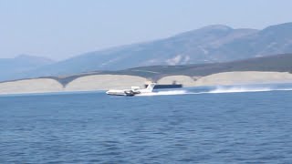 Пожарный самолет набирает воду с моря