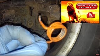 Установка возвратная пружины тяги ручника задних суппортов AUDI 80