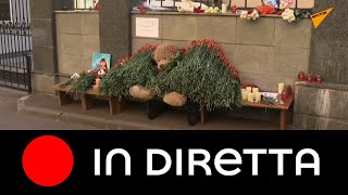 Mosca: gente porta fiori all’ufficio di rappresentanza del Tatarstan dopo la strage in una scuola