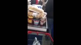 BİM'de poposunu gösteren kadın