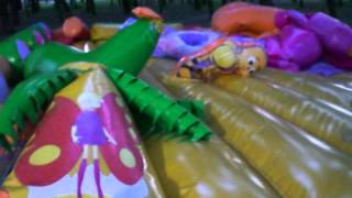 Надувной батут СДУВАЕТСЯ! Грустное зрелище...Aufblasbare Trampolin wie WEGGEBLASEN! Traurig schau...