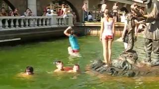 Купания в фонтане на Манежной площади. / Swimming in the fountain on Manezh square.