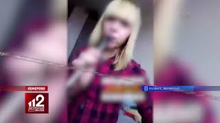 Старшая сестра учит малышей курить кальян | Родители не против