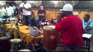 Nego da Moé,esbanjando talento no pagode da Tia Doca