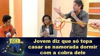 Jovem diz que só topa casar se namorada dormir com a cobra dele