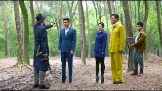 國軍隊長假裝被人挾持，缓缓靠近敵軍，趁敵軍放鬆警惕，瞬間出手將其制服！