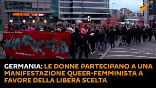 Germania: le donne partecipano a una manifestazione queer-femminista a favore della libera scelta